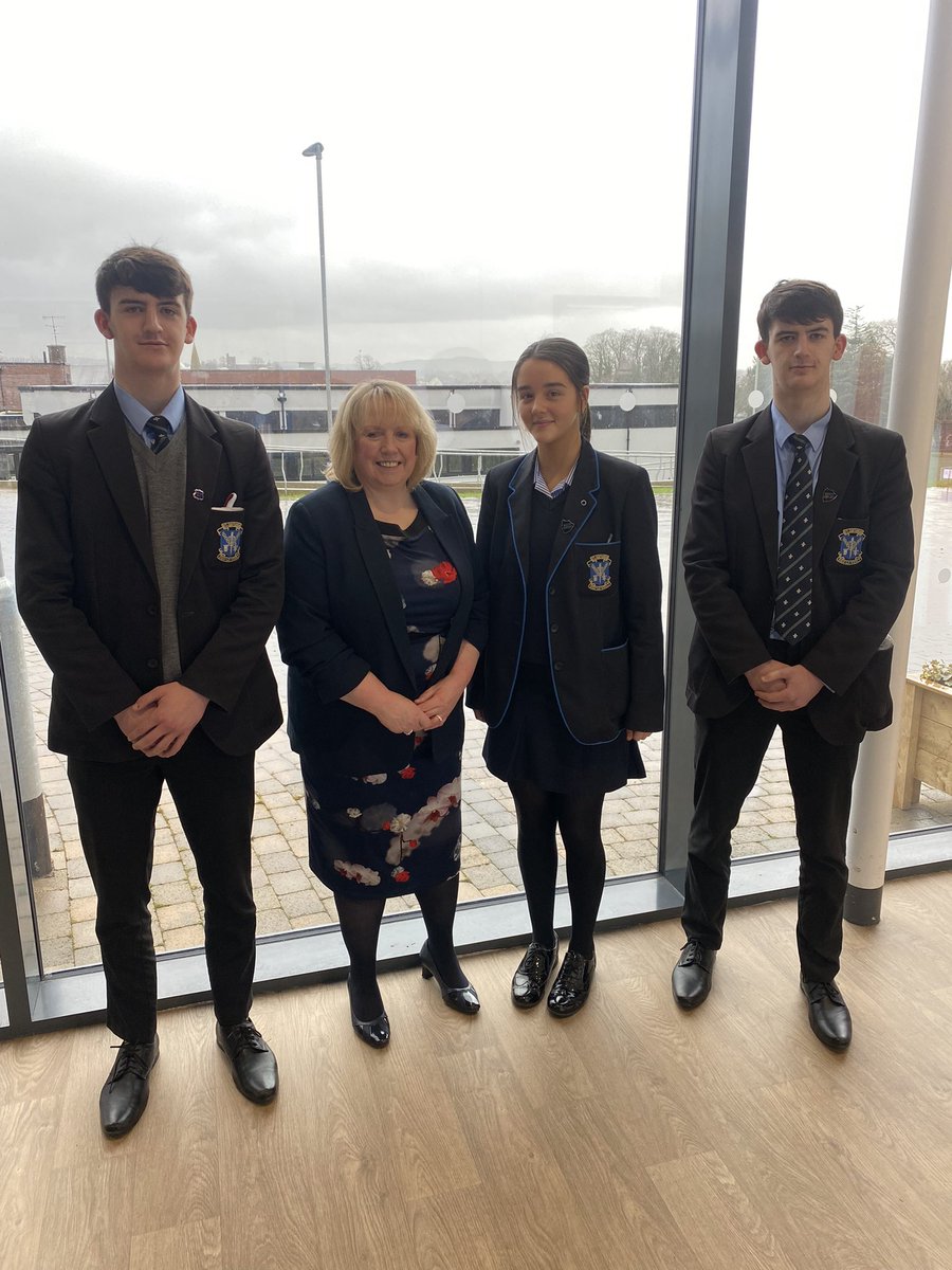 SlgBusiness's tweet photo. Economics students were treated to a workshop today by @bankofengland Deputy Agent, Gillian Anderson. 

Pictured with Gillian are heads of school &amp; Economics students Darragh Patterson, Eimear O’Neill and Pearce Patterson. https://t.co/RLsG7xQfy8