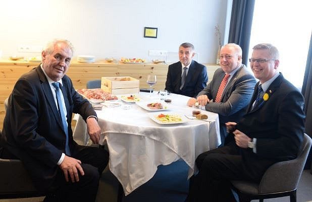 KSchoppova's tweet photo. @SenatCZ @Vystrcil_Milos @market_a @P_Fiala @general_pavel Jednoznačně upgrade 👍🏼 https://t.co/uqtfgqsR8l