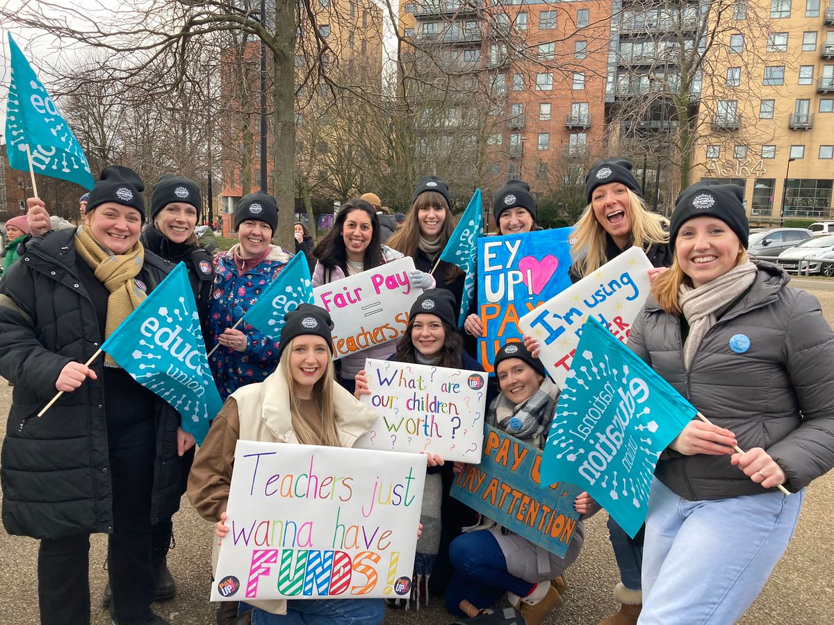Great turn out in Sheffield. 6000 people wanting the same. Better funding for our schools. ⁦<a href="/NEUnion/">National Education Union</a>⁩ ⁦<a href="/DobcroftInf/">Dobcroft Infants</a>⁩