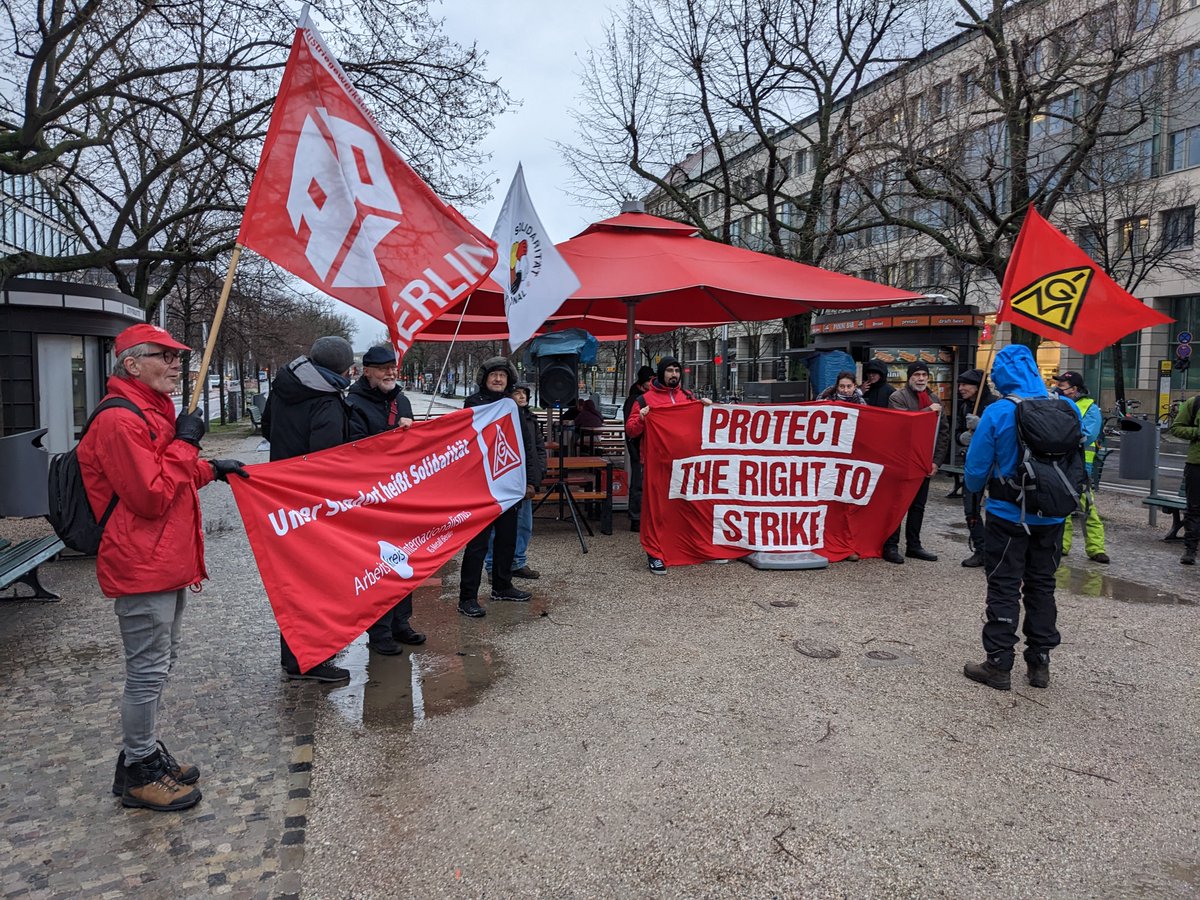 RechtAufStreik's tweet photo. Streikrecht verteidigen! Heute waren wir bei Regen in Berlin vor der Britischen Botschaft &amp; haben unsere Solidarität mit den Streikenden in Großbritannien ausgedrückt. 500.000 haben heute in GB gestreikt für mehr Lohn &amp; gegen den Angriff auf das #Streikrecht #RighttoStrike #b0102 https://t.co/fna2XeOD7I