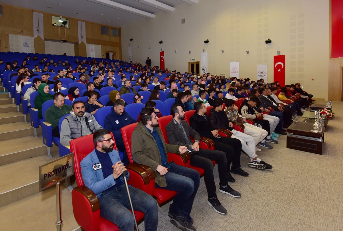 GSB_Osmaniye's tweet photo. Metin Şentürk "Genç Bakış Açısı Programı" ile Osmaniyeli gençlerimiz ile bir araya geldi. Hoş sohbeti ve  müziği ile gençlerimizi eğlendirirken, bilgi ve tecrübeleriyle de gençlerimize umut oldu.🤗 https://t.co/9wOqaNx1cs