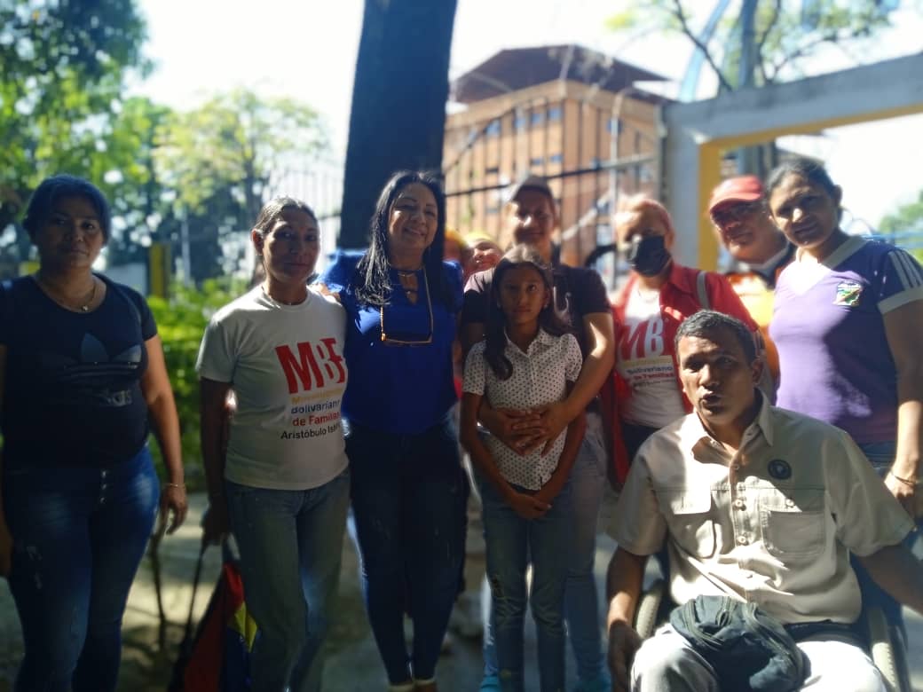 MovSocialPsuv's tweet photo. #01Feb
#Enterarte Movimientos Bolivarianos de Familia #EnBarinas hacen entrega de un documento y Exponen ante las Autoridades del CDMNNA, que se está vulnerando el derecho Y garantía escolar a los Niños Niñas Y Adolecentes. @NicolasMaduro @jaarreaza
#ElPuebloSufreLasSanciones https://t.co/M8JlTqUIvK