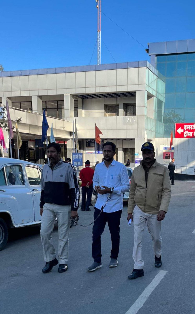 bhavyas01's tweet photo. मप्र के भाजपा सरकार की तानाशाही 
नर्सिंग घोटाले के ख़िलाफ़ आवाज उठाने वाले #NSUI छात्र नेता को जेल भेज दिया गया।
धिक��कार है ऐसी नकारा सरकार पर जिसके राज में शिक्षामाफ़िया मौज कर रहा है और उनके ख़िलाफ़ आवाज उठाने वाले जेल जा रहे है।
#रवि_परमार_को_रिहा_करो
@VTripathiINC https://t.co/16AifGNuQO