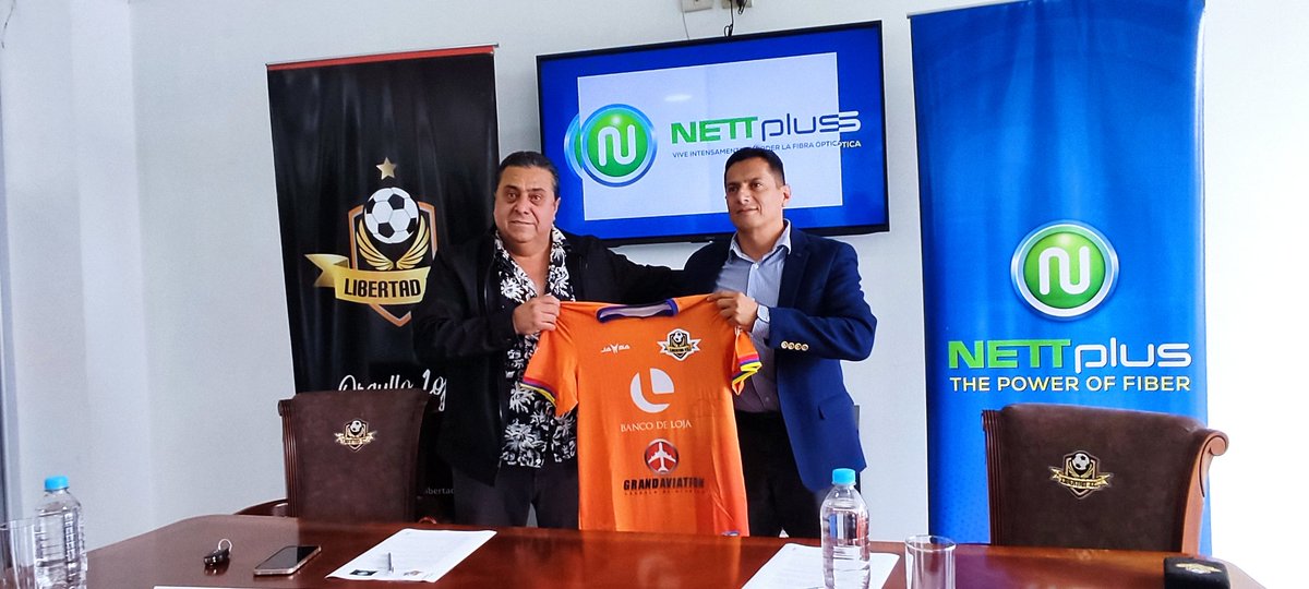 VinicioPalacioV's tweet photo. #Nettplus y #LibertadFC, firmaron un convenio, la marca estará presente en la mangas de la camiseta del club esta temporada además, se ubicarán pancartas de la empresa en el estadio.
La empresa de internet local, será la tercera empresa lojana que auspiciará al elenco naranja. https://t.co/9E5DXHCe3v