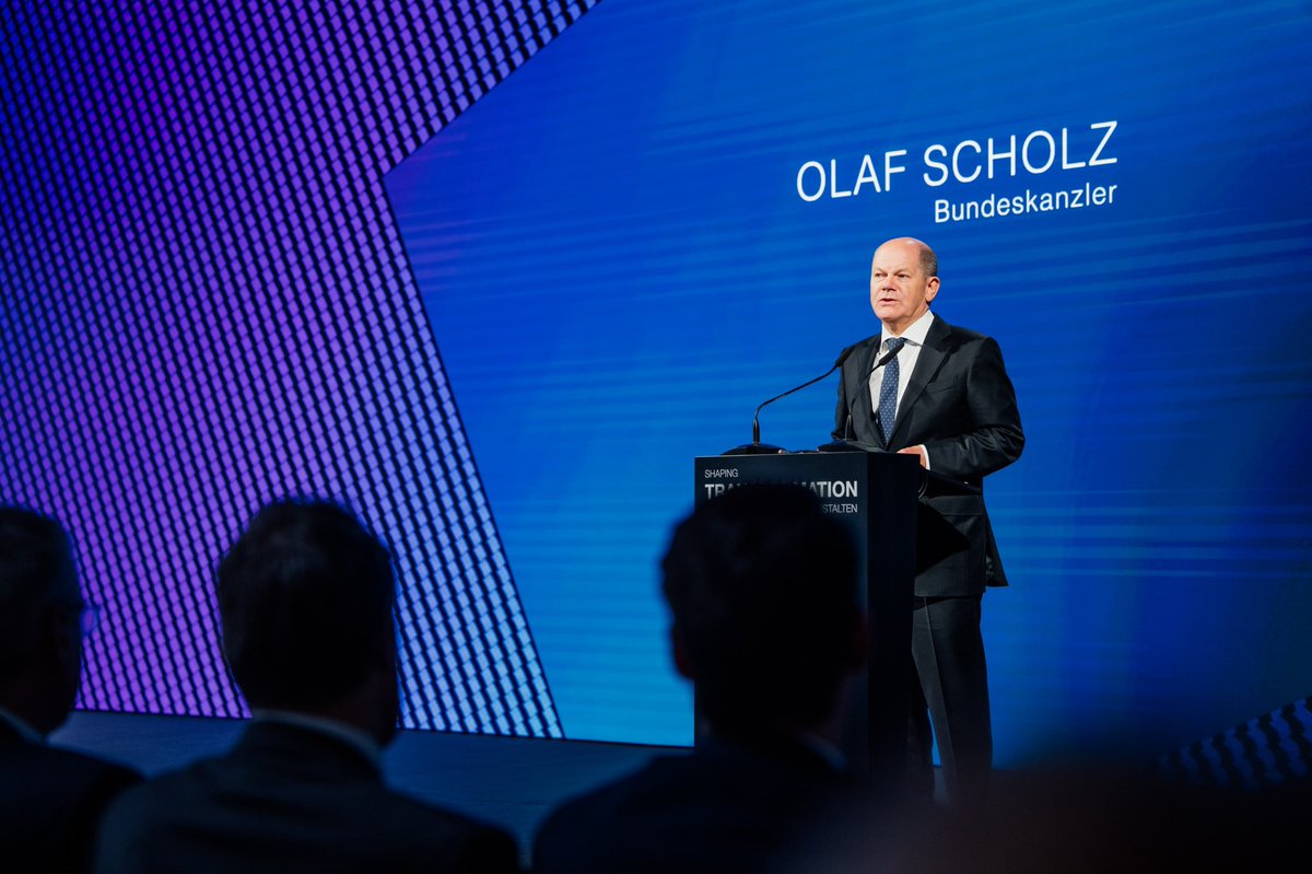 „Diese Ansiedlung schlägt ein neues Kapitel in der Wirtschaftsgeschichte des Saarlandes auf“, sagt MPin Rehlinger. Danke <a href="/Bundeskanzler/">Bundeskanzler Friedrich Merz</a> und @BMWK für das starke Zeichen ihrer Anwesenheit heute.