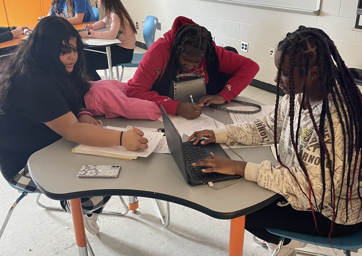 Phase 1 of @explorekammerer Safety & First/CPR project: collaborating on their Project Plan… creating scripts for their skits! 
@KammererCubs @ExploreJCPS