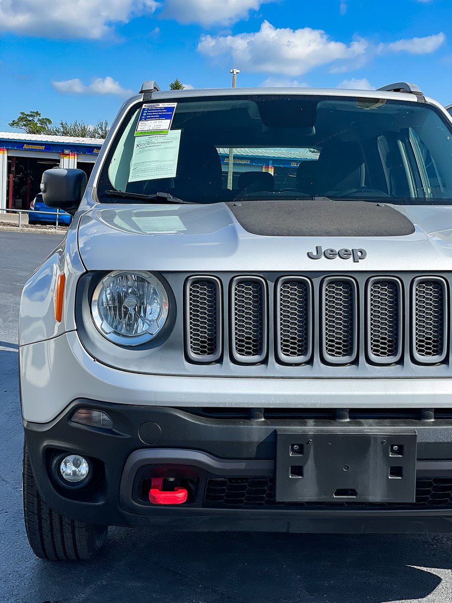 DriversMart's tweet image. This Jeep Renegade Trailhawk is up for any offroad challenge! All thanks to its exclusive Jeep Active Drive Low, including a 4-Low mode with an impressive 21:1 crawl ratio.