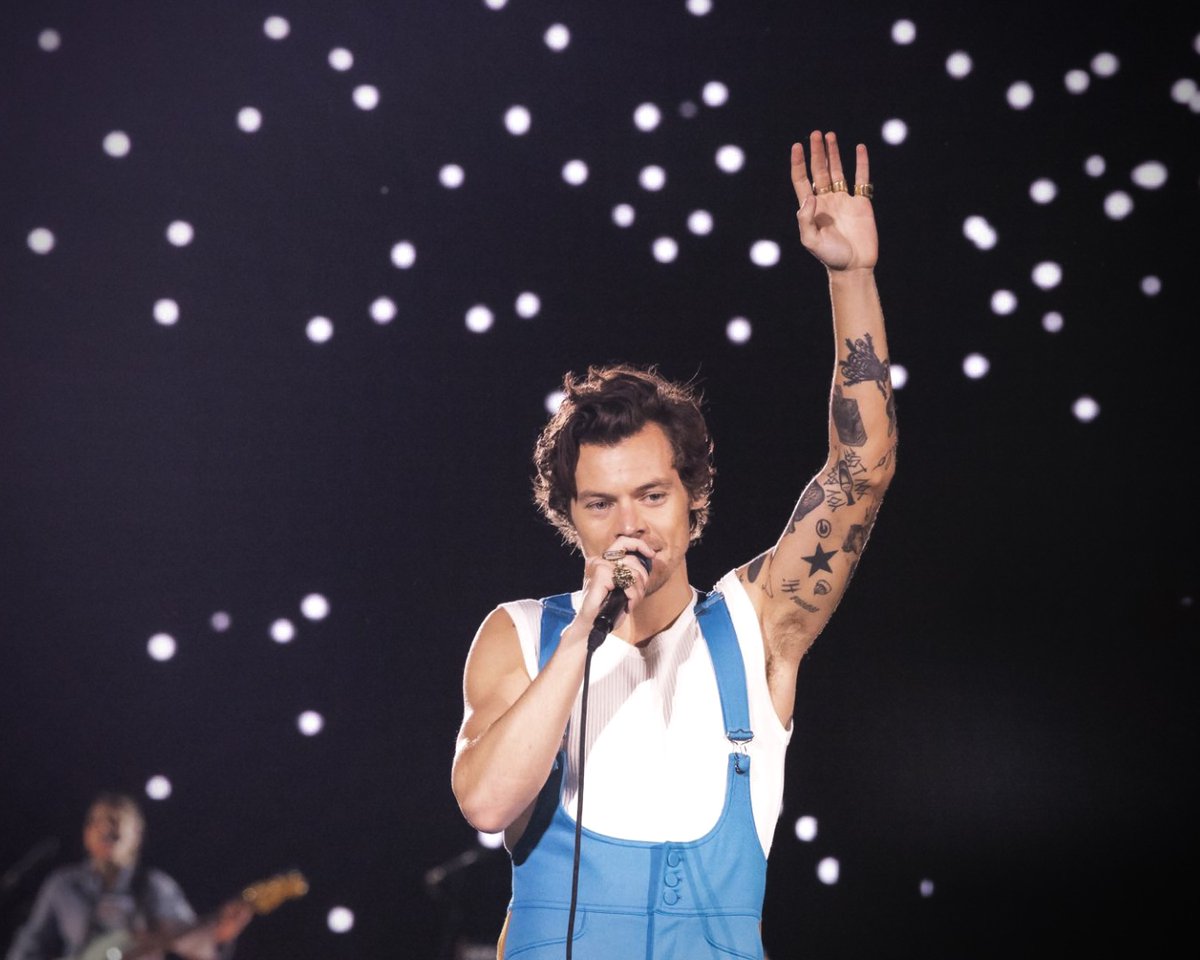 UKinArgentina's tweet image. ¡Feliz cumpleaños #HarryStyles! 🎂⭐

El ícono del pop británico estuvo en Argentina en 2022 con su gira #LoveOnTour y deslumbró a más de 120 mil fans con 2 noches de pura fiesta en el Monumental. 🏟️

🎤 ¿Estuviste ahí?