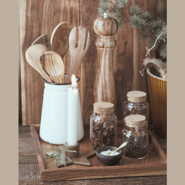 DYKEANDDEAN's tweet image. Made by Dyke &amp;amp; Dean - Classic white enamel vase with black rim.  💚 The design incorporates a wider base to maintain stability and will fit across a range of interior styles, very much a timeless item. 

#dykeanddean #enamelvase #kitchenessential #flowervase