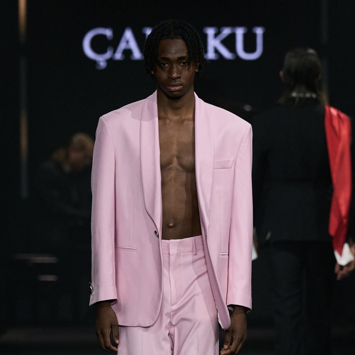 Lo show di Çanaku è come una lettera aperta che racconta il viaggio del designer il quale, partendo dalla sua storia e dalle sue origini, spiega il perché la sua collezione porti il claim “no dress code”.

#RFW23 #Altaroma