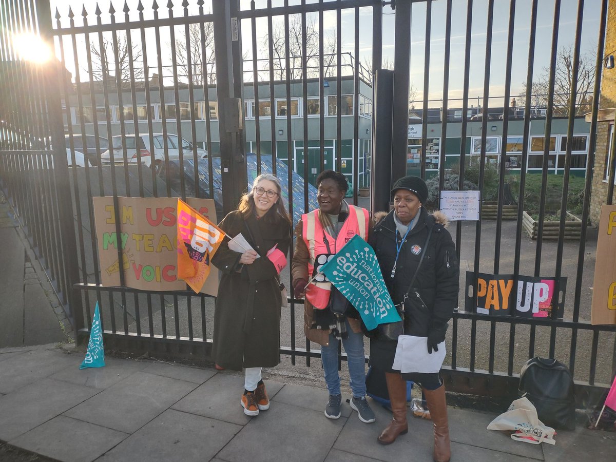 Rest of the picket lines I visited on Megastrike Wednesday! Three more primary schools fighting nationally for funding, and two libraries fighting the local Labour council's cuts to library jobs. Victory to the <a href="/NEUnion/">National Education Union</a> and <a href="/unisontheunion/">UNISON - UK's largest union</a>!