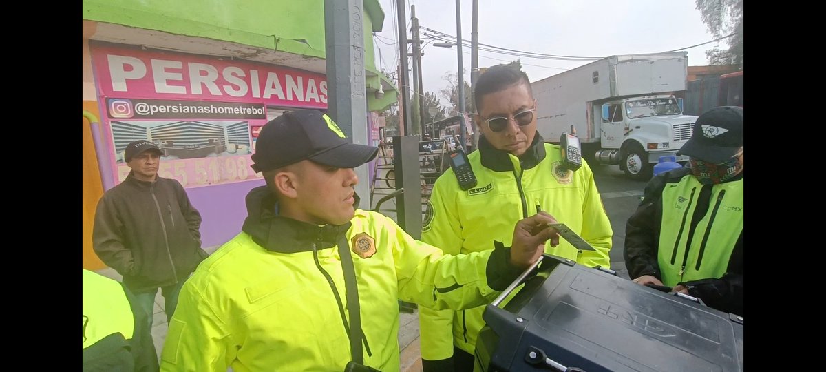 davos_reporter's tweet photo. Entiendo que el comandante a cargo del #operativo era el comandante #Cabrera y quién traslado mi moto sin autorización y la derribó fue el oficial #OGonzalez. Insisto que aquí lo grave es el procedimiento policial, el acto de molestia al ciudadano https://t.co/tM4tPrv9Vb