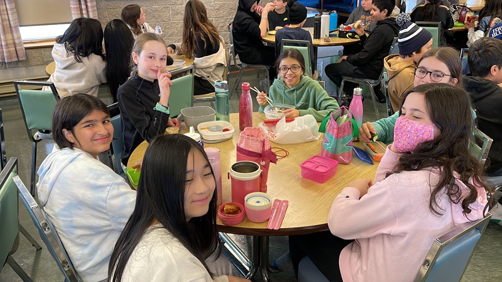MsNadel's tweet photo. Just relaxing, having some lunch and down time before this afternoon’s activities. #MonoCliffs @bedfordparkpsto https://t.co/qOJvXdH2om