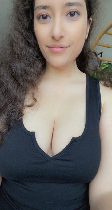 I wish I had mommy milkers https://t.co/s4MIYA23wv