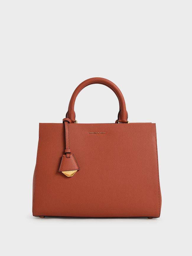 titobecka's tweet photo. I sell affordable, trendy and fashionable handbags, and we can also be your personal shopper, please you all should do well and follow my business page @beccabags.ng on IG🙏🙏🙏🙏na beg I Dey beg https://t.co/RDXJ3eGwrG