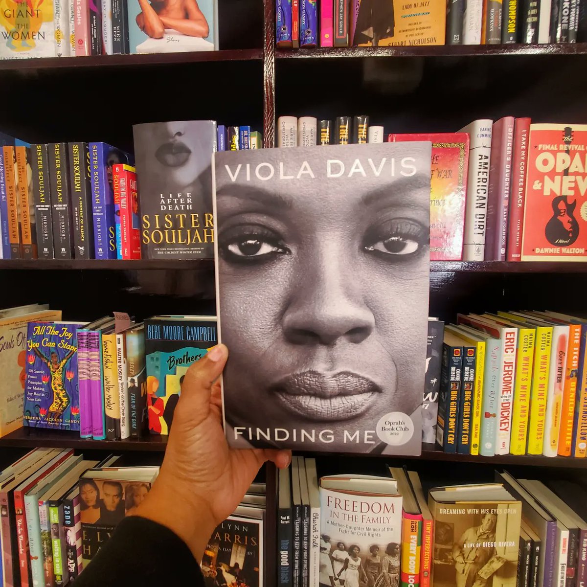 ✨️ Viola Davis oozes star power, and with all that wisdom, beauty, and grace, we couldn't pass up selecting her memoir for our February #BlackExcellence themed reading selection this month 📖📚🥂

#BHM #BHM2023

instagram.com/p/CoICAOvLfY8/…
