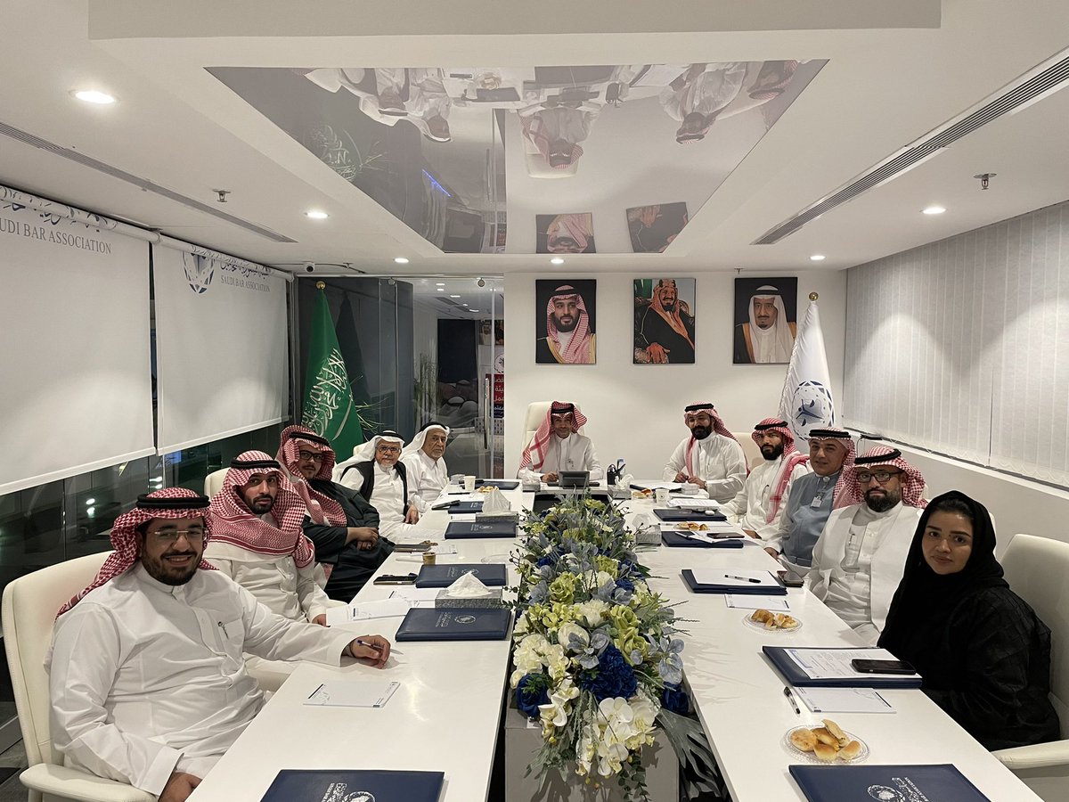 تم اليوم عقد الاجتماع الشهري للجنة المحامين بمنطقة مكة المكرمة ومناقشة الفعاليات العلمية القادمة وكذلك اعداد التوصيات بشأن محاور الاجتماع ومنها مايتعلق بالتعاون والتنسيق مع الجهات ذات  العلاقة في كل مايتعلق بخدمة المهنة والزملاء وبالله التوفيق