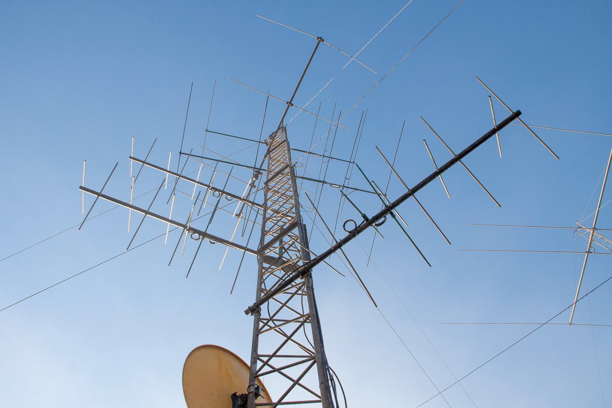 Second VHF tower:
5x5 stack RHCP fixed to EU #144 Mhz
5 RHCP fixed to Central America 144 Mhz
5x5 yagi stack  to EU for #50MHz  (will be turned to NA after some compare with new stack)
5 el Yagi to NA for 50Mhz (will be turned to SA)
And the dish??? Stand-by for QO-100
#hamradio