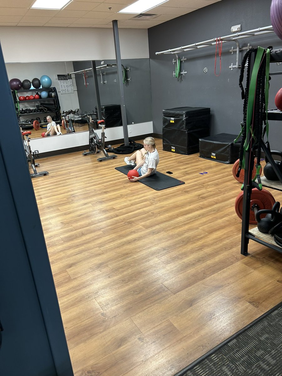 jaceyhammon_'s tweet image. another day another opportunity #hardwork #easywork #snowday @Ajhawkinsbasket