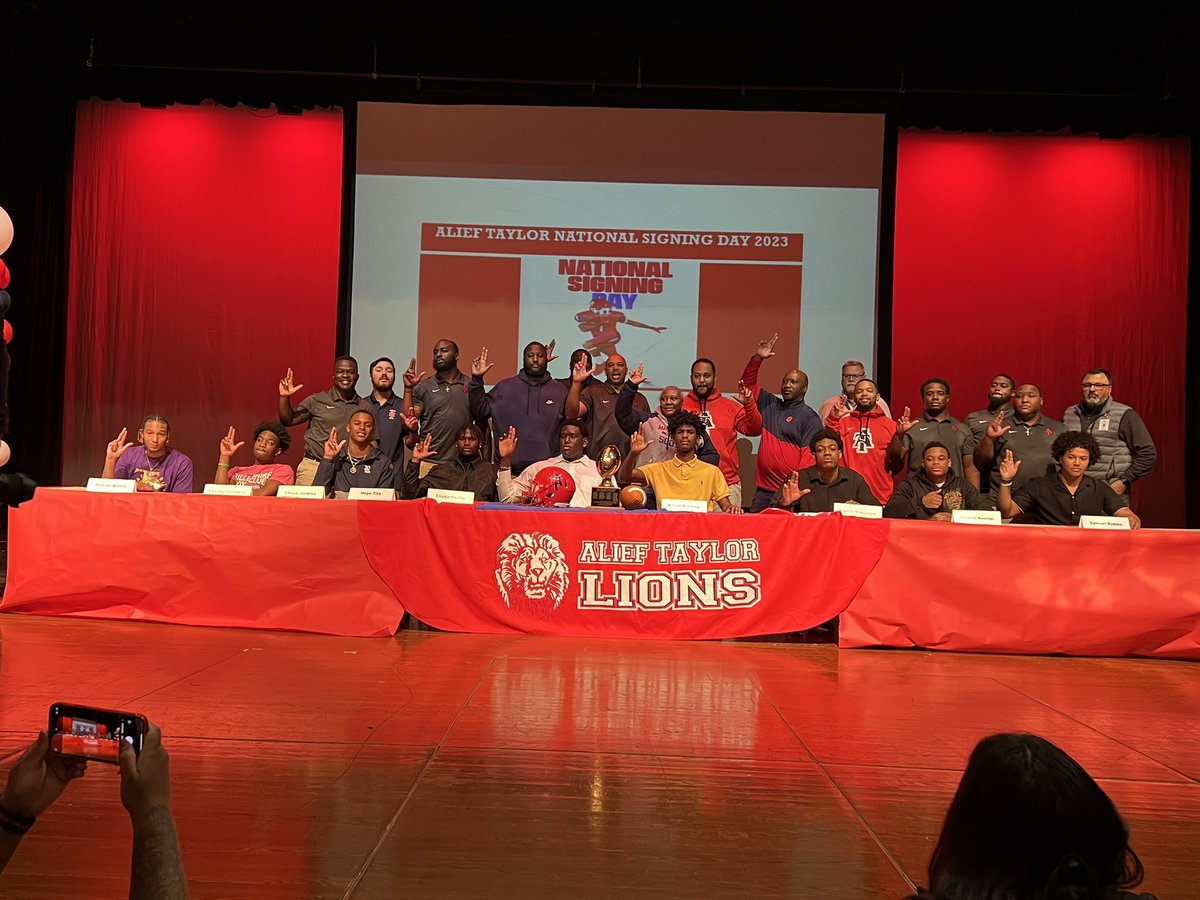 AliefTaylor_FB's tweet photo. National Signing Day 2023 was a GREAT SUCCESS‼️Special thank you to our principal Mary Williams, our athletic coordinator Shawn Gray, our parents, teachers, and athletes‼️ 10 Alief Taylor Football players signed National Letters of Intent‼️#AliefProud #PrideOfAlief https://t.co/cikNplZqBJ
