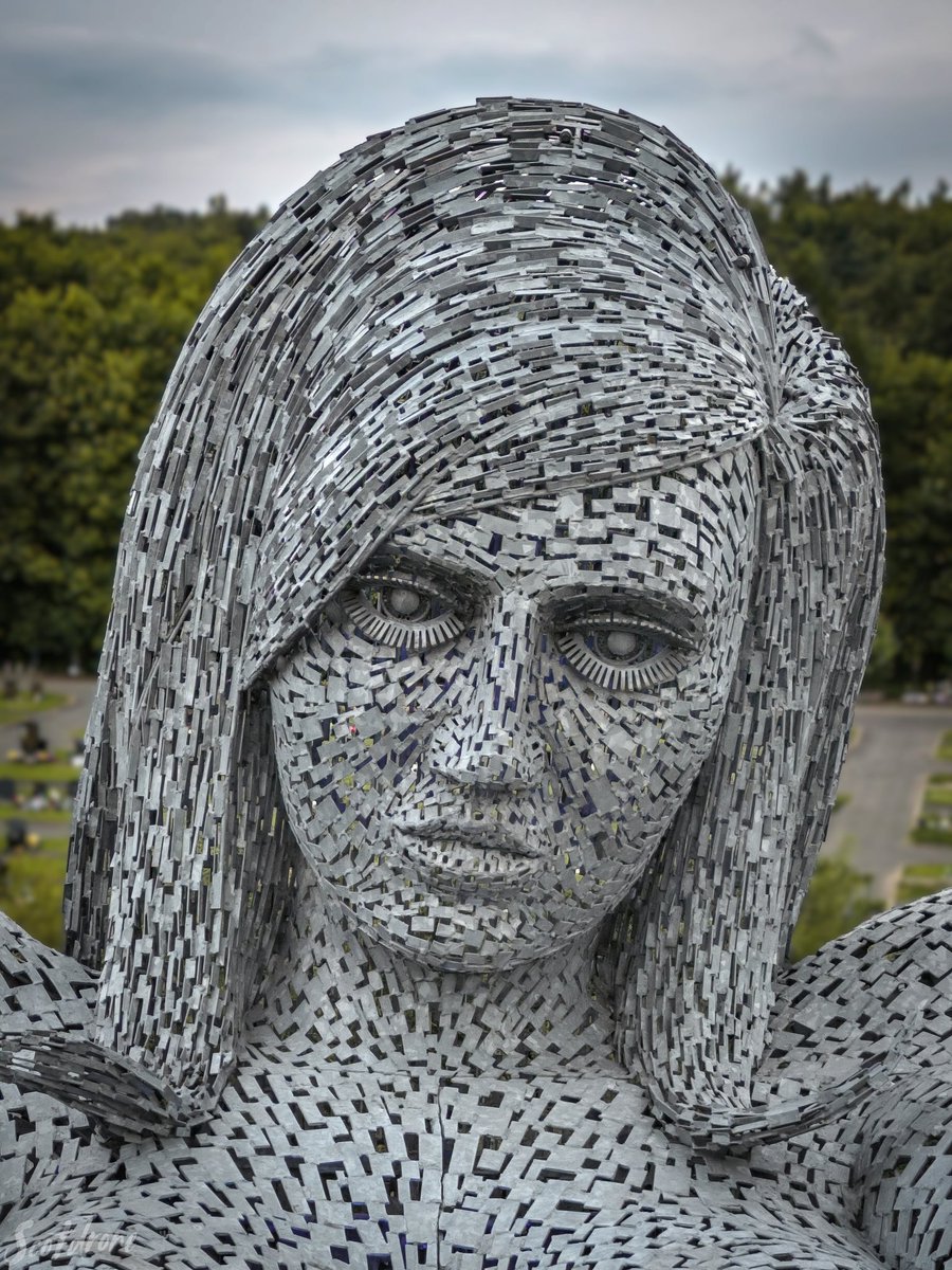 Close up of sculpture 'Arria' who overlooks the M80 motorway at Cumbernauld. 👀🧜‍♀️
#cumbernauld #northlanarkshire #scotland #visitscotland #andyscott #sculpture