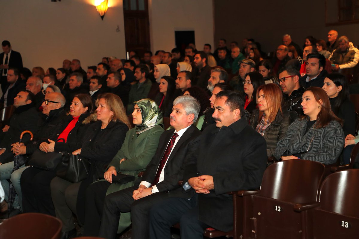 HatayValiligi's tweet photo. 1️⃣Valimiz Rahmi Doğan, eşi Gülden Gülüzar Doğan hanımefendi ile birlikte, Sivas Devlet Türk Halk Müziği Korosu tarafından Aşık Veysel'in vefatının 50. Yıl dönümü dolayısıyla Hatay Valiliği Meclis Kültür ve Sanat Merkezi'nde düzenlenen anma konserine katıldı. https://t.co/3rRNbXQx5C