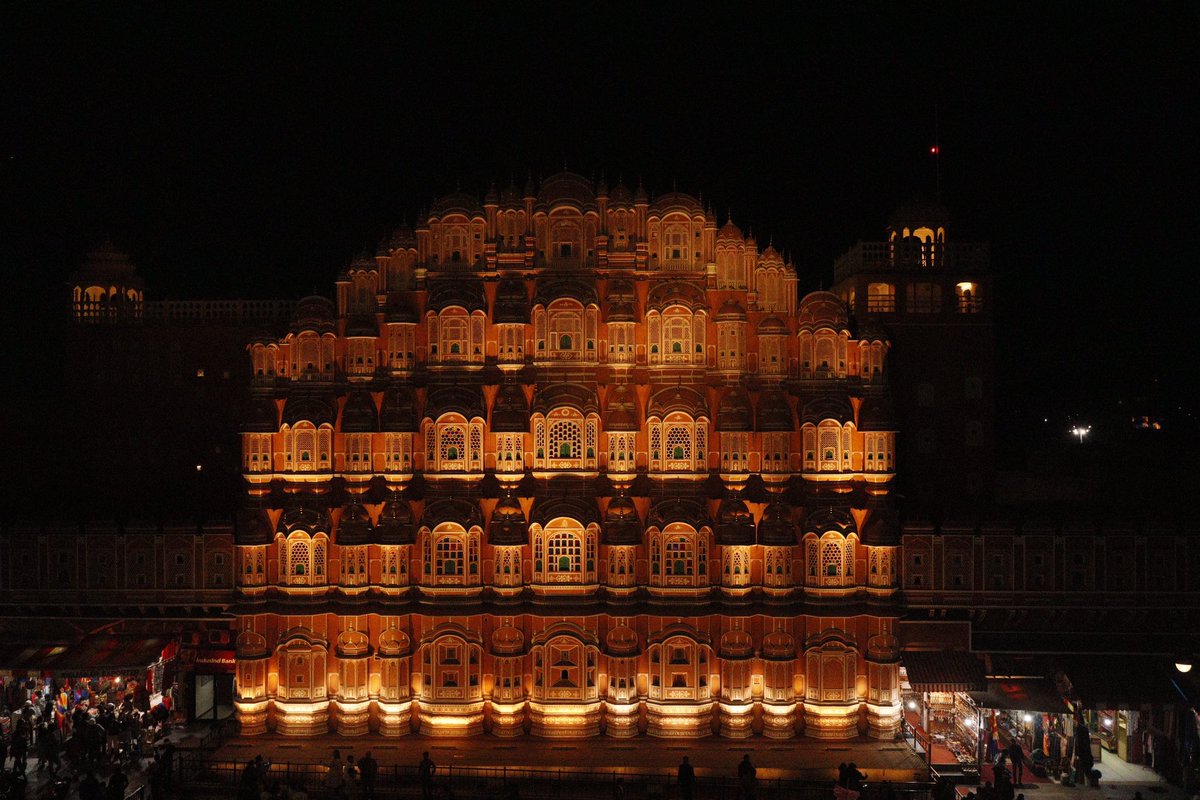 AyanJain15's tweet photo. HAWA MAHAL beautiful at night✨❤️ #jaipurcity #jaipur #ayanjain #imayanjain #hawamahal https://t.co/UgAgoJvTCG