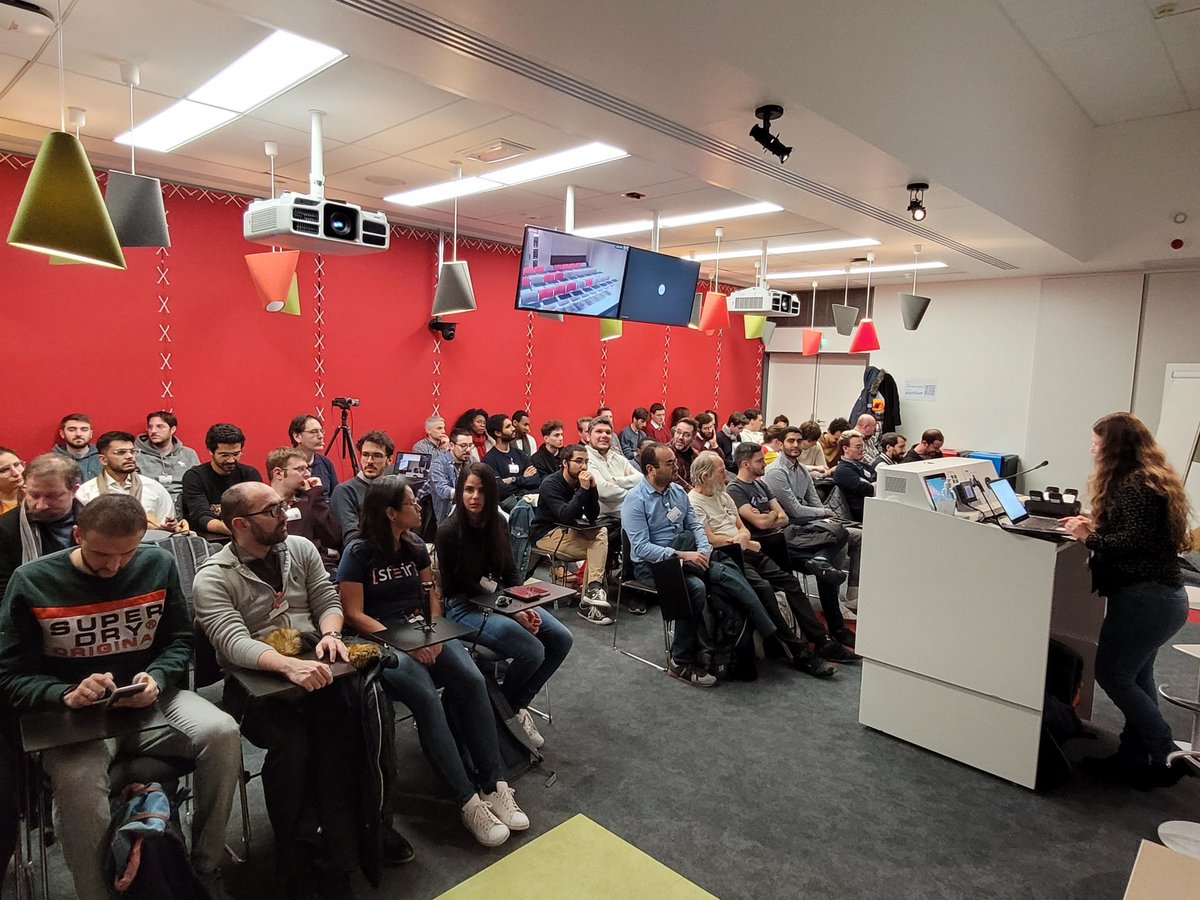 GDGParis's tweet photo. All set for #FlutterForward πFull room in #GoogleParis office to kick off the event with Pascale Milite, @LeighaJarett @elainedbatista @GoogleDevEurope #GDGParis #flutter #meetup https://t.co/MGfry1teJp