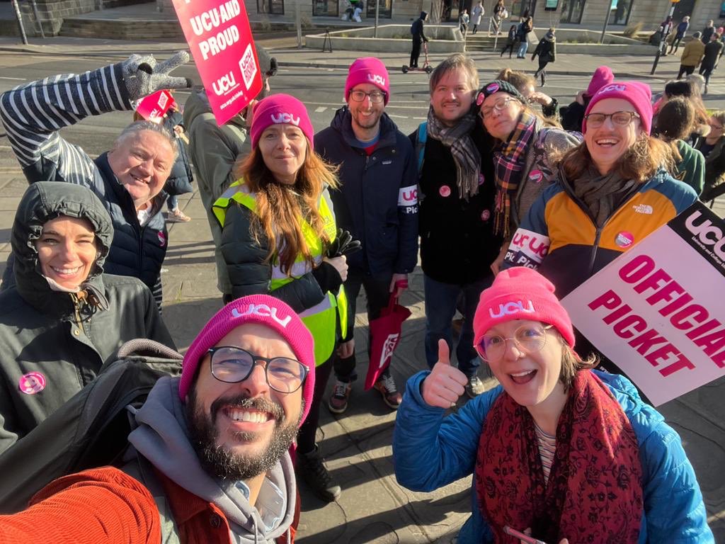 The brave young warriors from @BristolBioSci fighting for a decent salary, a fair pension and decent working conditions @ucu @Bristol_UCU @BristolUni (The usual old fart photobombing as usual 😂)