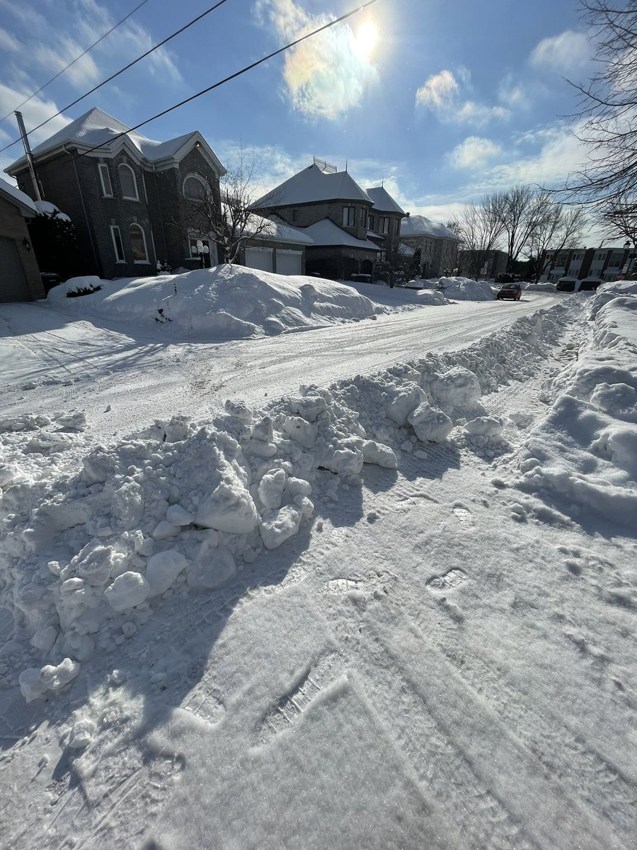 mindsinmotion22's tweet image. Thanks to the city of laval for putting a 5 foot wall of ice and snow in front of my driveway, I understand that the snow needs to be cleared from the streets but blocking peoples driveway is not the way , work smarter laval! @CTVNews @CTVMontreal .