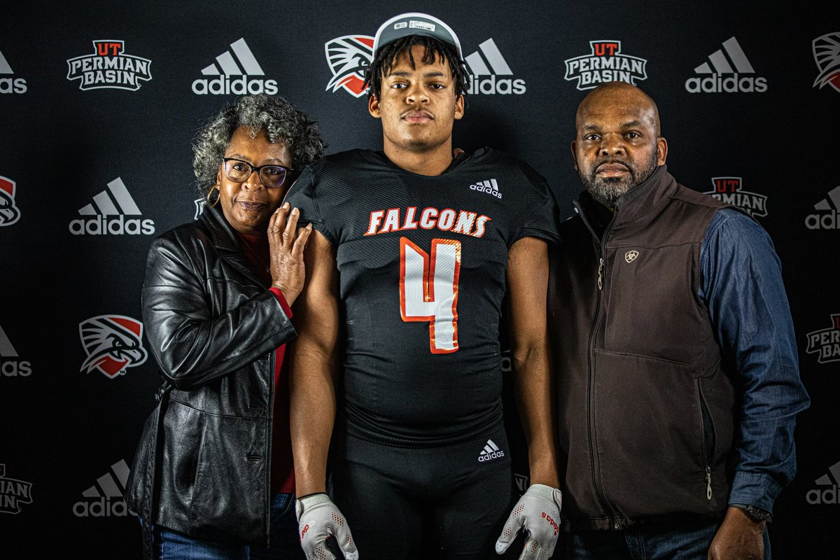 SIGNED✍️#ButGod
<a href="/DemarcusHarri01/">Coach Harris</a> <a href="/CoachCarsonFB/">Brady Carson</a> <a href="/CoachDJohnson_1/">Coach Johnson</a> <a href="/CoachChadRoark/">Chad Roark</a> @Yogi_CoachG