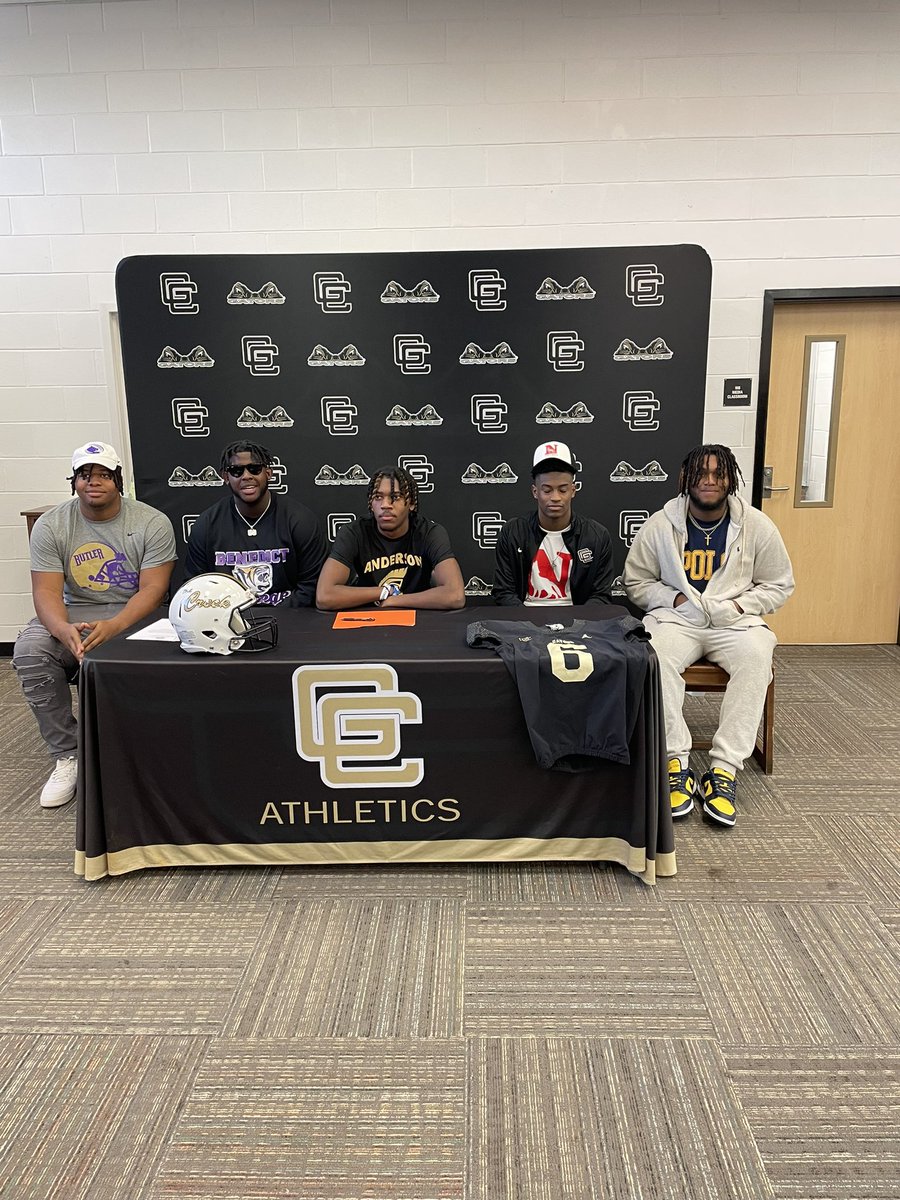 GCGatorFootball's tweet photo. Congratulations to our Student Athletes who signed today:
@BrownLevarai @CJ__56xll @JordanTurner64 @reid_troy6 @ItsJay4L AND to @drewmoore_gc who signed early!
We are all very proud of these young men. 
Grades+Ability+Hard Work = Opportunity 
🐊🏈💪🏽 https://t.co/uZDbF8pfXY