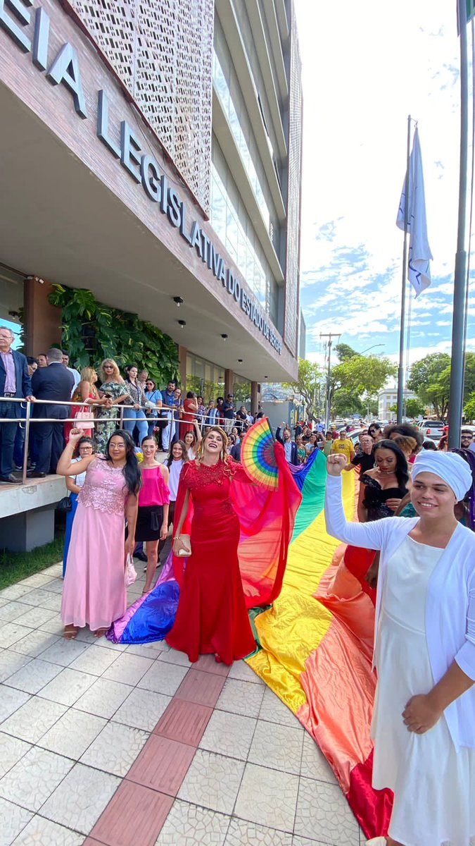 lindabrasilse's tweet photo. Chegamos! 🏳️‍⚧️🌈 Finalizando o cortejo HISTÓRICO para posse da primeira mulher trans deputada estadual da Assembleia Legislativa de Sergipe. #PosseAlese https://t.co/9ZujJD5N4Q