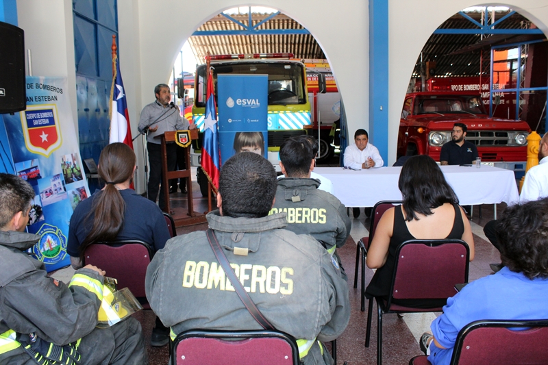 AoLaonline's tweet photo. Bomberos de San Esteban y Esval suscribieron convenio para que vecinos colaboren con la institución a través de la cuenta del agua https://t.co/w8KDD613AA a través de @AoLaonline https://t.co/Yxb4OCKydW