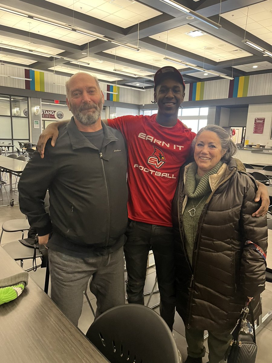 Stinky12Collins's tweet photo. It’s Official! Welcome Saginaw Family @svsu_football @svsuathletics @McKeownDB @rbrady1313 https://t.co/CfYc5eUa6F