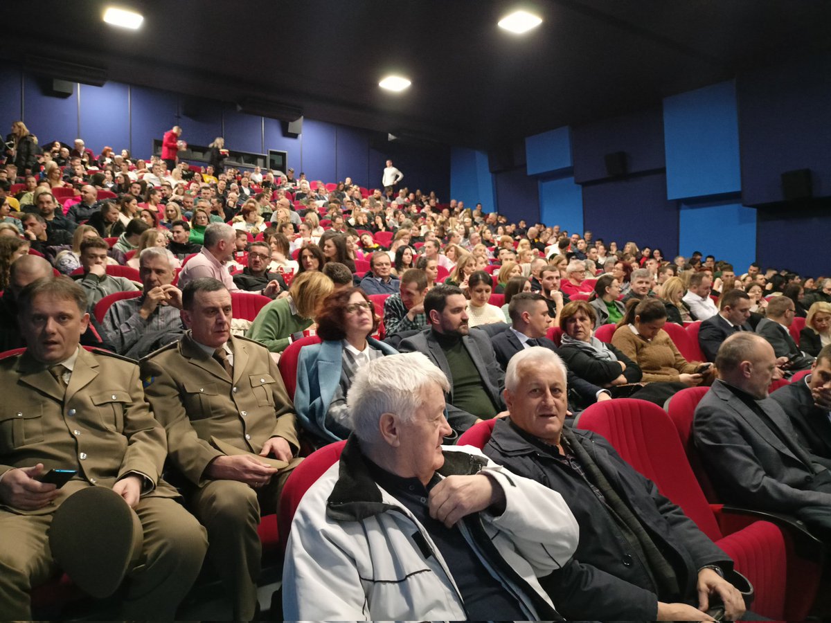 AJandric's tweet photo. Na banjalučku premijeru filma "Oluja" došao i predsjednik Republike Srpske, Milorad Dodik. Poručio da je ovo ostvarenje značajno ne samo za filmsku umjetnost, nego i važan istorijski dokument. @unatelevizija https://t.co/DDk31q0VOC
