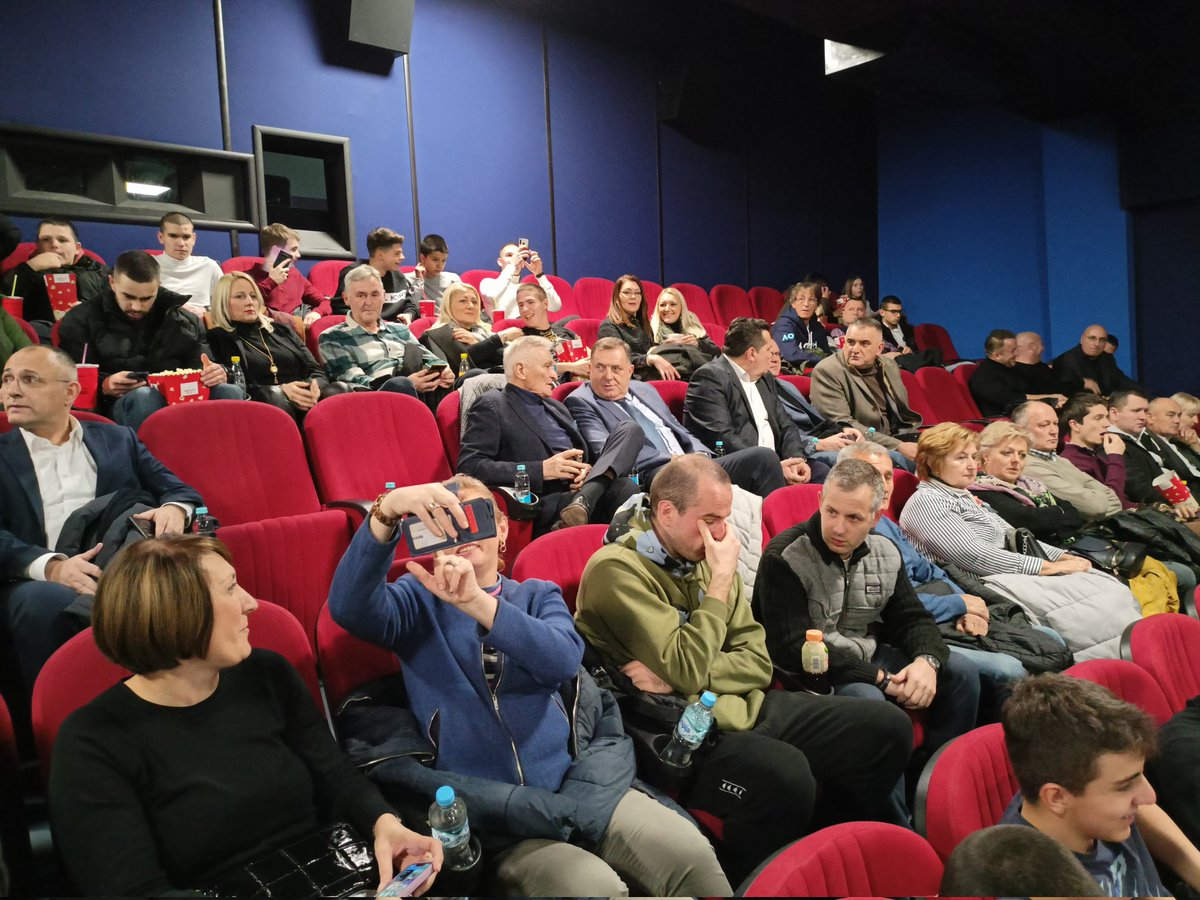 AJandric's tweet photo. Na banjalučku premijeru filma "Oluja" došao i predsjednik Republike Srpske, Milorad Dodik. Poručio da je ovo ostvarenje značajno ne samo za filmsku umjetnost, nego i važan istorijski dokument. @unatelevizija https://t.co/DDk31q0VOC