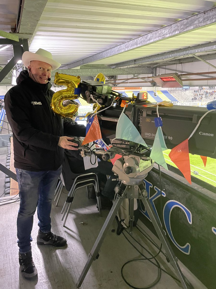 25 jaar al onmisbaar bij de registratie van zo ongeveer alle sportwedstrijden die er zijn. Alex van Knippenberg (en zijn camera) mooi in het zonnetje gezet in Waalwijk.