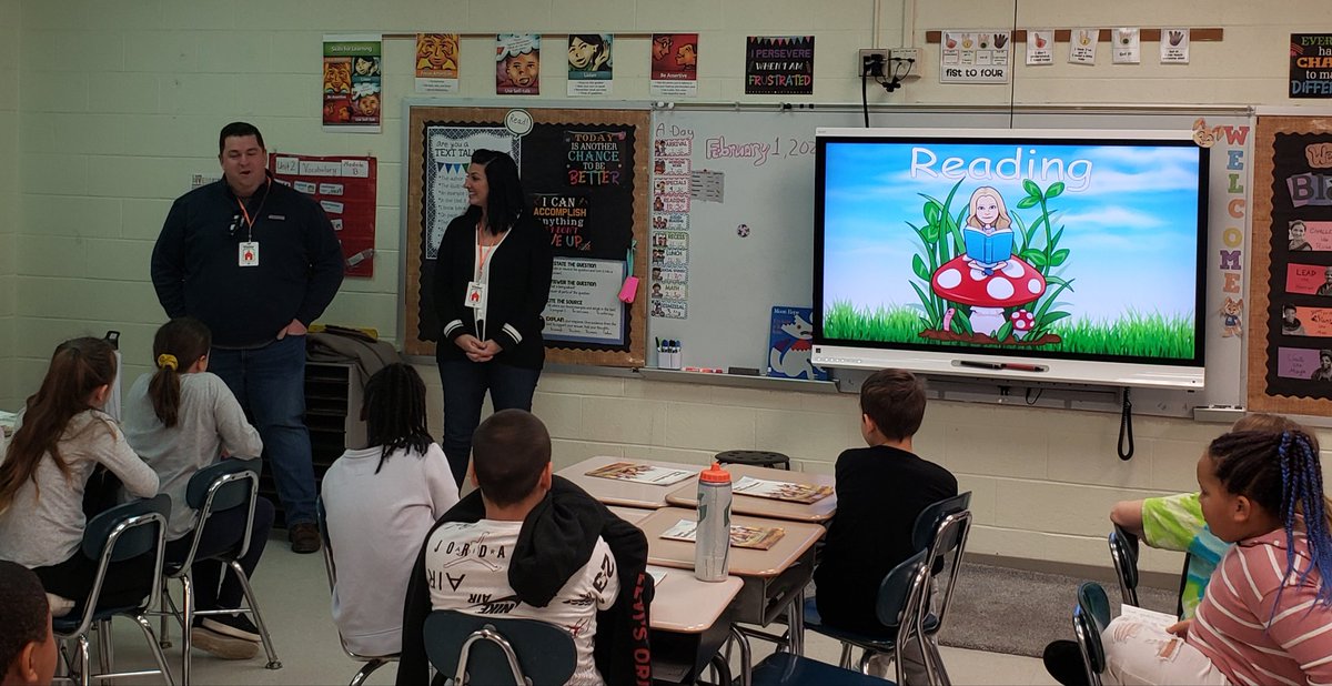 oc_christine's tweet photo. WJBR's Justin and Deanna helped us kick off I Love to Read month at Richey today!
@RicheyRabbits 
@RicheyPrincipal 
@APRicheyRabbit 
@RedClaySchools 
@WJBRfm
#ilovetoread https://t.co/mkFIPesAji