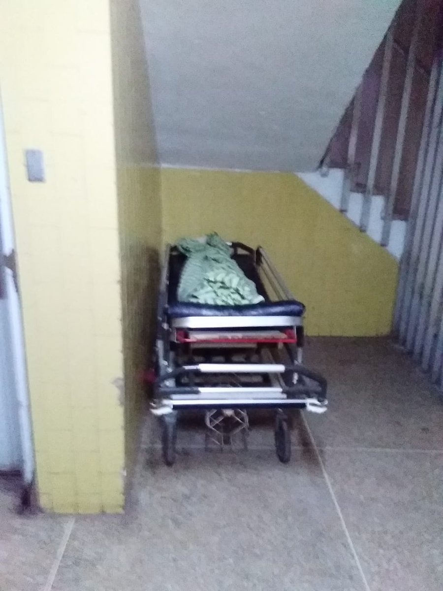 JeanCRodriguez_'s tweet photo. #SaludEnCrisis/  Sin refrigerar y en los sótanos del Hospital General de los Valles del Tuy en #Miranda dejan a las personas que fallecen en este  centro de salud, ya que, por los trabajos de remodelación de la emergencia, ha sido cerrado en acceso a la morgue. https://t.co/TWef3VSUzZ