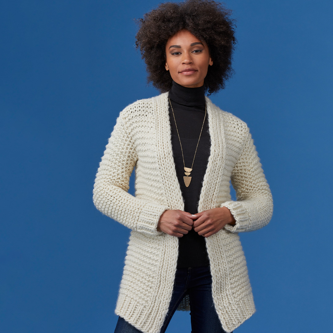 Aberdeen is a chic, cozy cardigan that #knits up quick in Tahki Yarns Highland Roving. #yarn
Get the pattern here -> bit.ly/AberdeenCardi