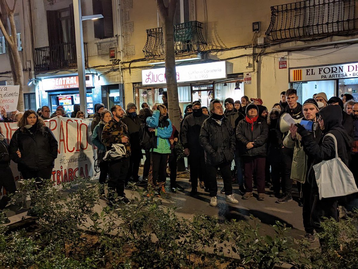 anticapiCat's tweet photo. Ara que hem aconseguit que el consentiment sigui un límit per identificar les violències sexuals, no permetrem que l'estat es camufli en els nostres cossos per als seus espionatges, cossificant-nos i denigrant-nos.
#EspionatgedEstat #violènciesmasclistes #violenciesdEstat https://t.co/dl85U77dCt