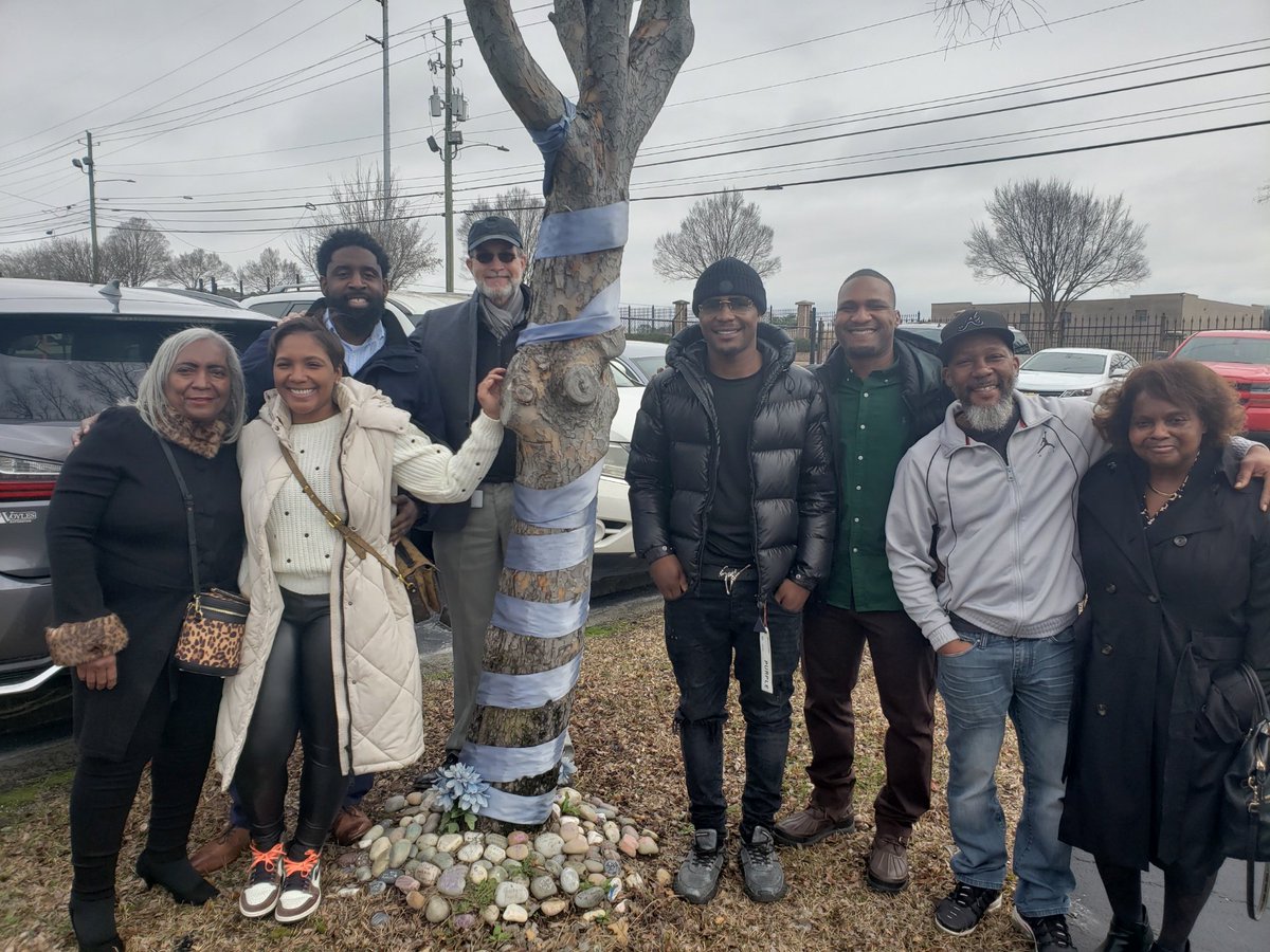 Today, we joined the family of our colleague ⭐Glenn Simmons⭐, bus driver, who left us on Christmas Day & 🙏🏿 his spirit at the memorial 🙌🏾🌳@apsupdate, @AFSCME1644