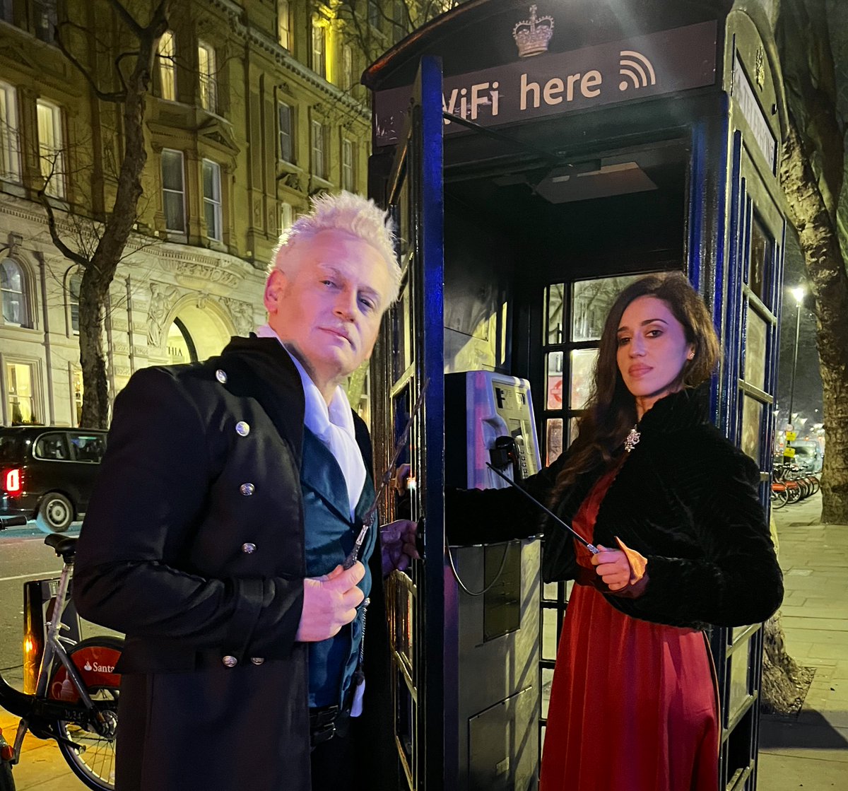 NancyBartowski's tweet photo. La nostra #fuga a #Londra 💙🇬🇧❤️
•
@ZoeKravitz #JohnnyDepp
@wizardingworld @wbtourlondon
•
#cosplay #cosplayer #wizard #wizardingworld #HarryPotter #Grindelwald #LetaLestrange #FantasticBeasts #love #London #travelphotography #CoupleGoals #travelling #Amazing https://t.co/NJhDJ6faKw