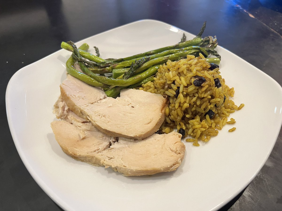 ClarkDining's tweet image. Nothing beats Simple serving station at Higgins! We hope you enjoyed roast turkey, yellow rice &amp;amp; beans with roasted roasted asparagus for your lunch! 🍲
See you guys at Higgins for dinner at 5pm today!