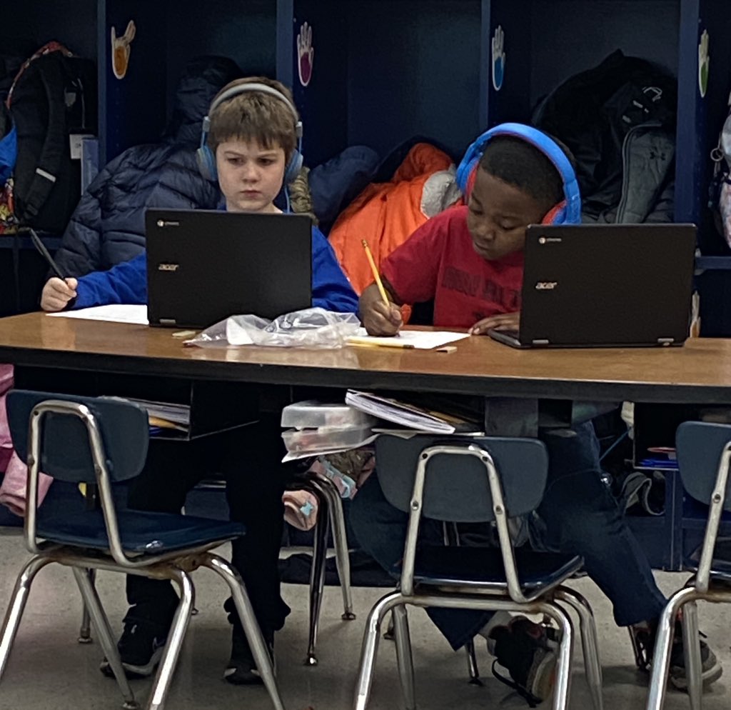 These researchers are hard at work gathering answers to their questions. Love the looks of concentration! <a href="/Creeksidetweet/">Creekside ECS</a> #WEareLakota
#NeedToSucceedCECS #WEchooseLakota