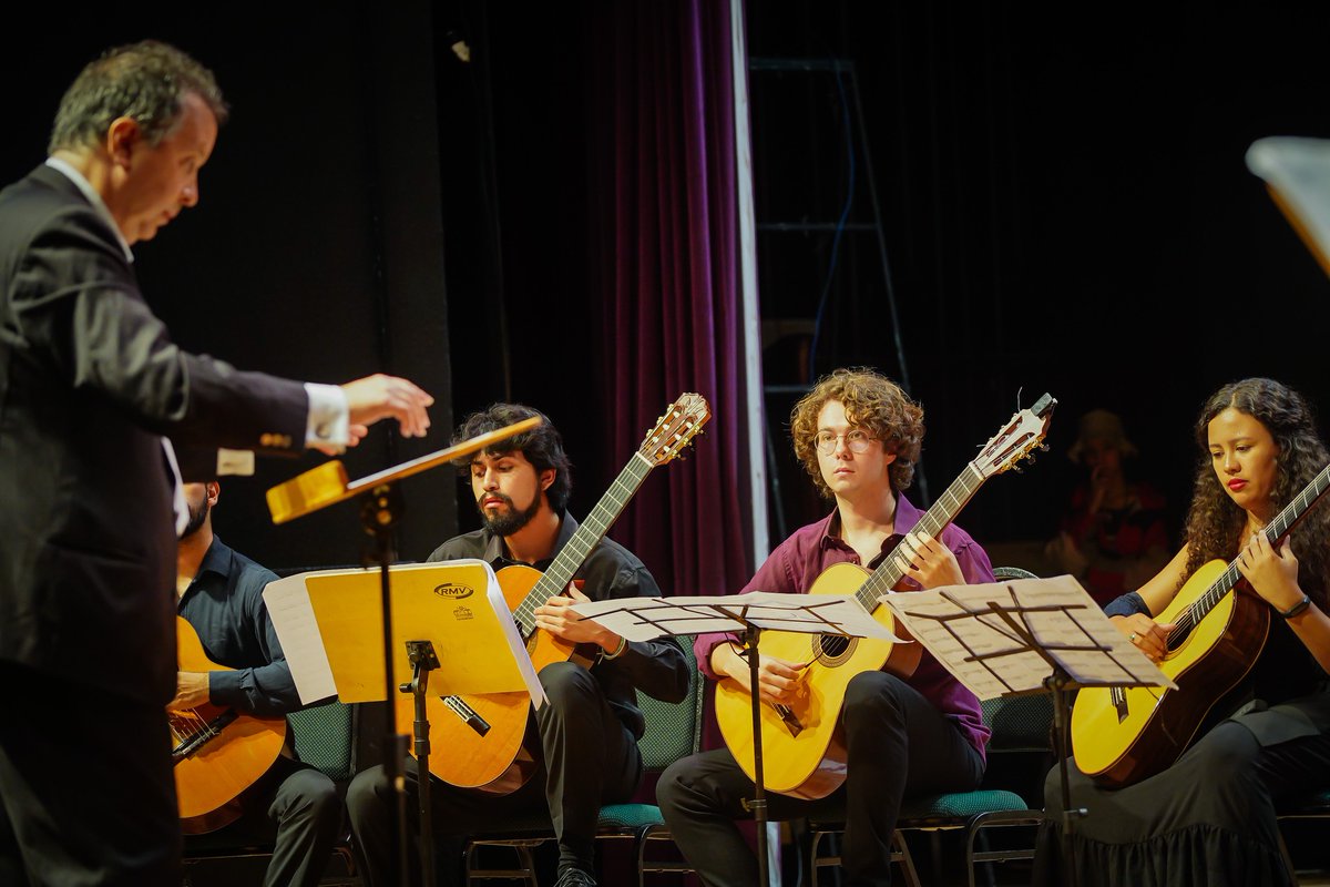 EmanueleSegre's tweet photo. Conducting Guitar Ensemble FEMUSC in a concert at Grande Teatro at Jaraguá do Sul in Brazil https://t.co/jIhJvb2lUC