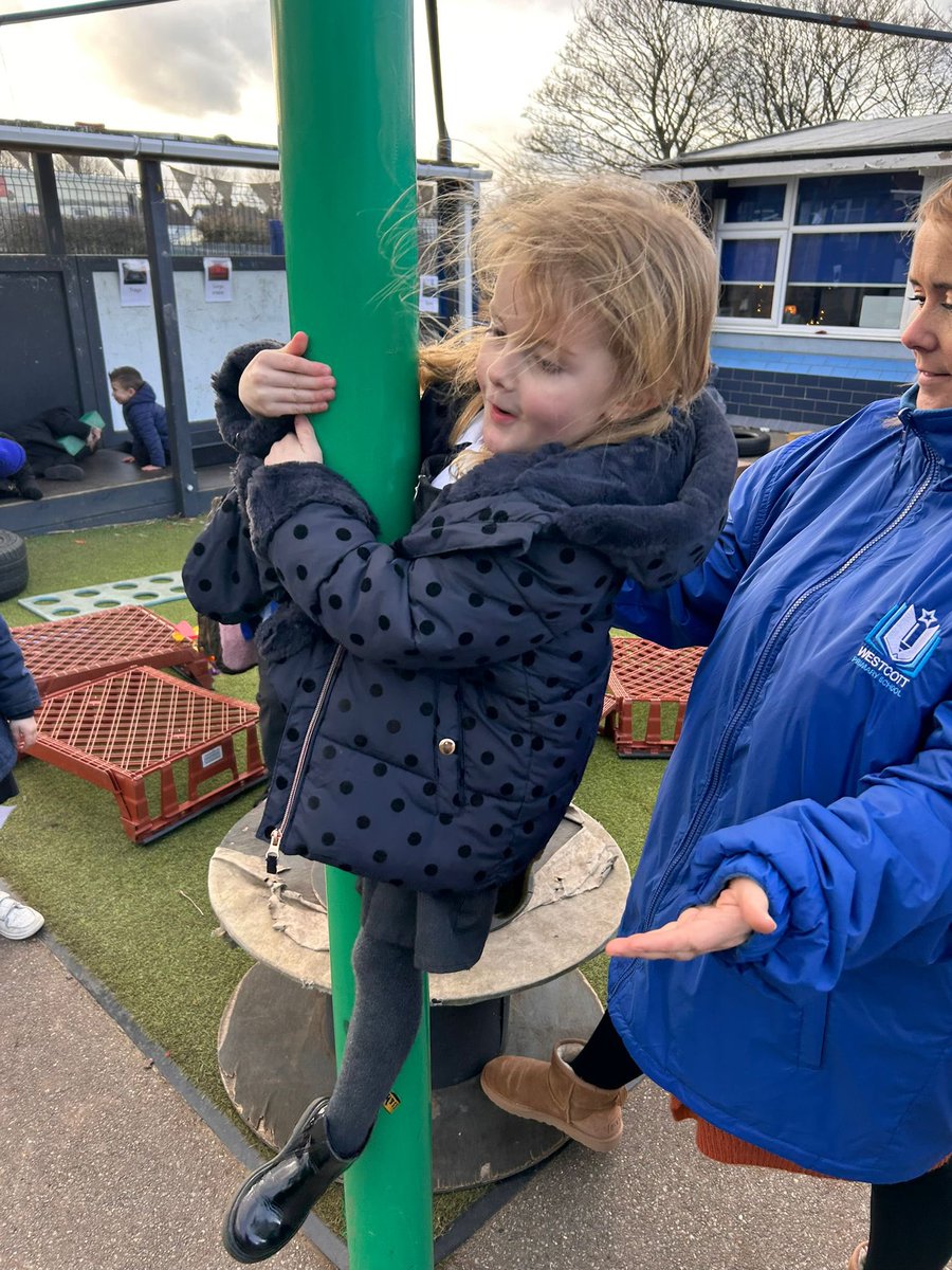 WestcottPrimary's tweet image. This afternoon was all about taking risks in a controlled environment 😃 #WestcottReception #OutdoorProvision #DevelopingConfidence #GrossMotorSkills