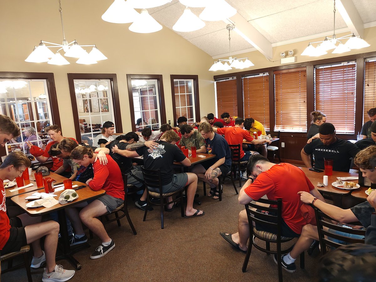 ACUBaseball1's tweet photo. Pre-Game Chapel with Pastor Vest at team lunch!
We Win Forever!
@ACUFirestorm 
@NAIABall 
@EastWestBSB 
@TopPreps 
@UncommittedUsa https://t.co/UzispU9gCA