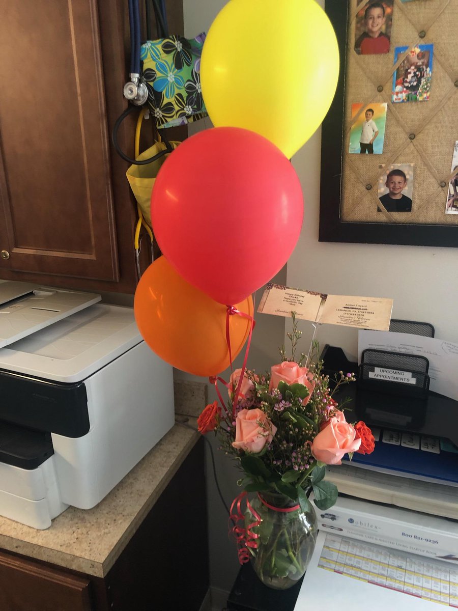 RP54376704's tweet photo. @AvasFlowers very disappointed in my order/delivery today..they were to look like the picture on the left ,the picture on the right is what my coworker received...big difference,  cost me $118 in all..I will never order through your service again https://t.co/10tpyWwjAI